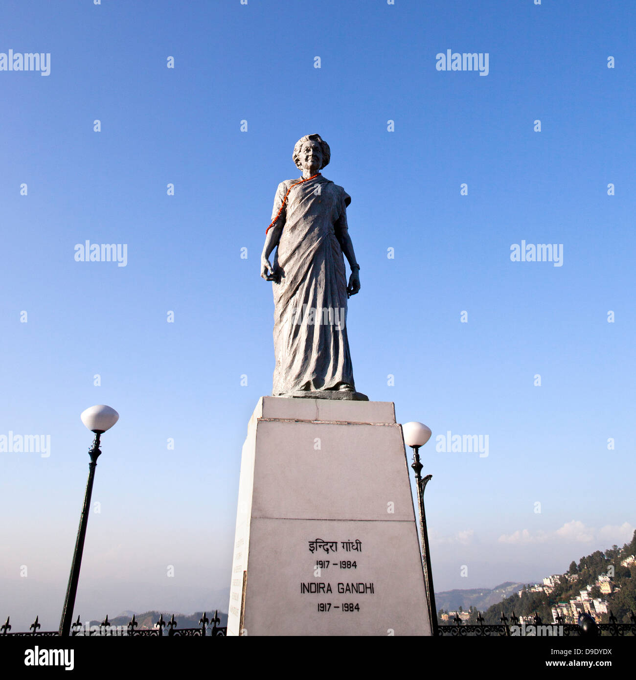 Niedrigen Winkel Blick auf die Statue von Indira Gandhi, Shimla, Himachal Pradesh, Indien Stockfoto