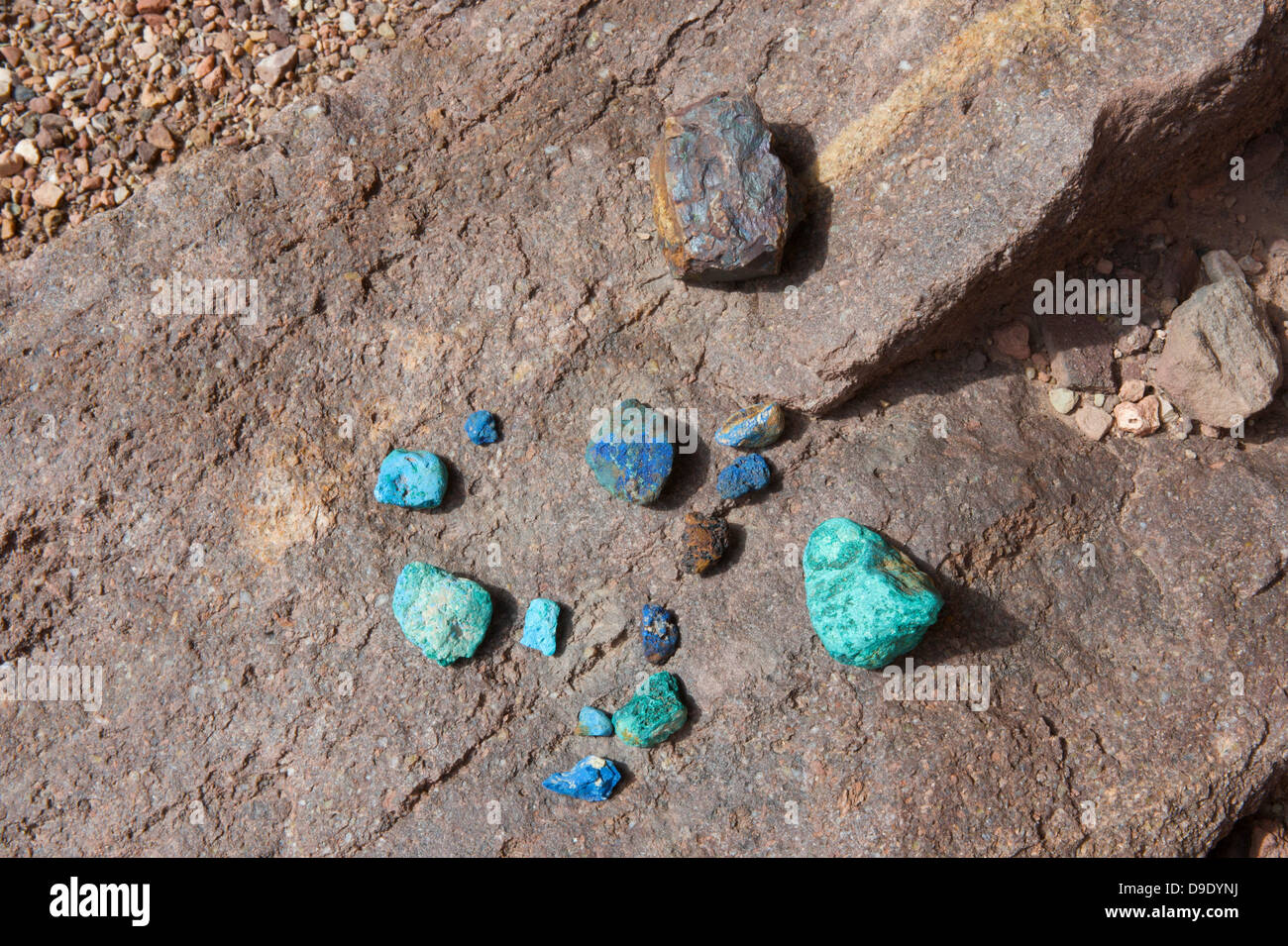 Blaue Kupfererz auf Felsen Stockfoto