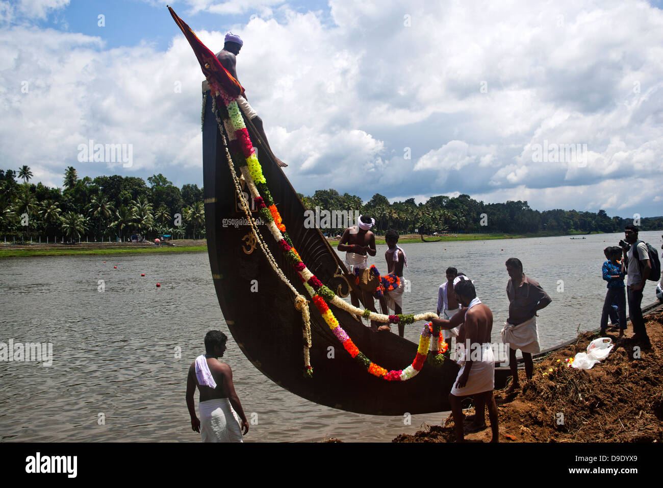 Menschen schmücken eine Schlange Boot während Onam Festival, Aranmula, Kerala, Indien Stockfoto