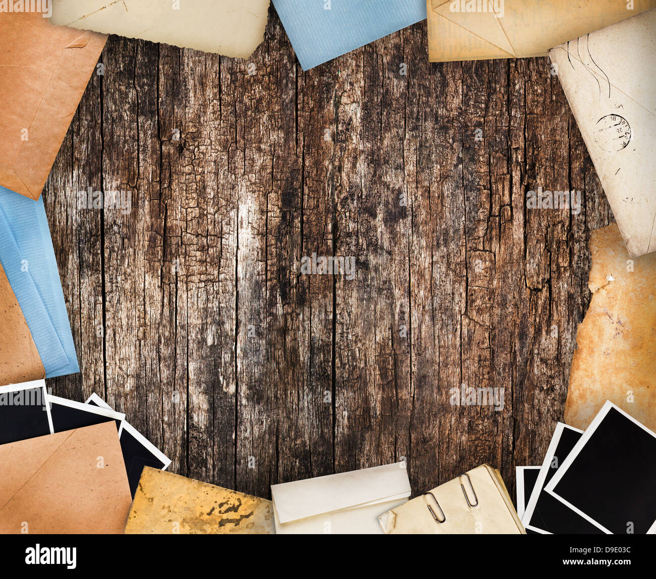 Rahmen mit Altpapier und Sofortbilder. Objekte über alte Holz Hintergrund Stockfoto