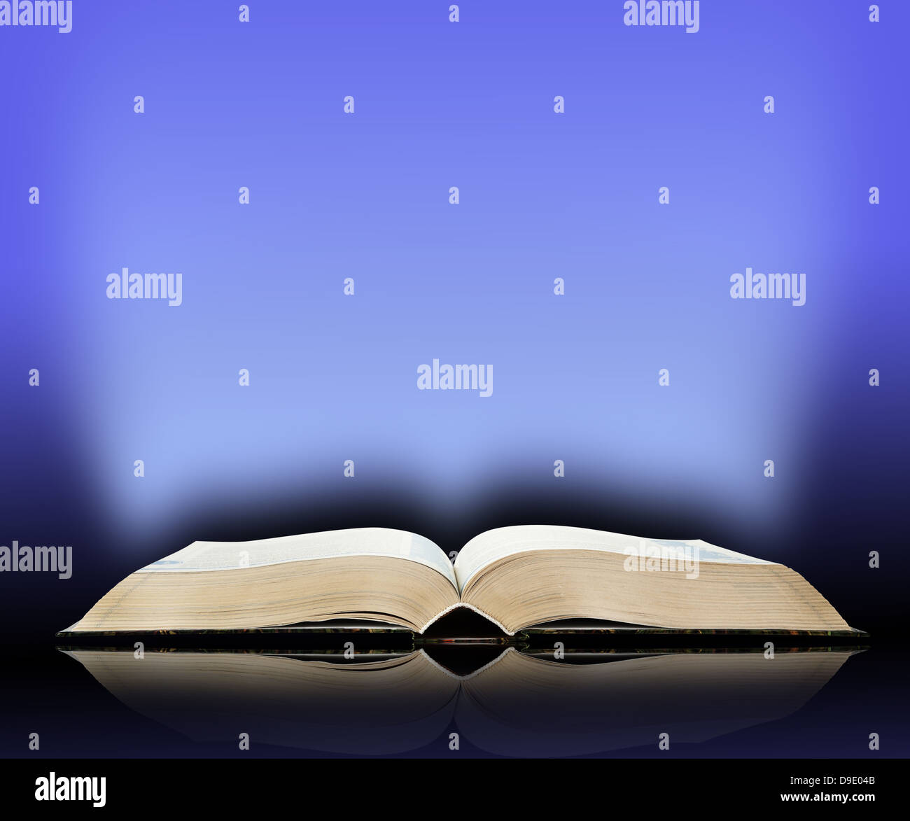 Altes Buch, mystischen blau hellen Hintergrund Stockfoto