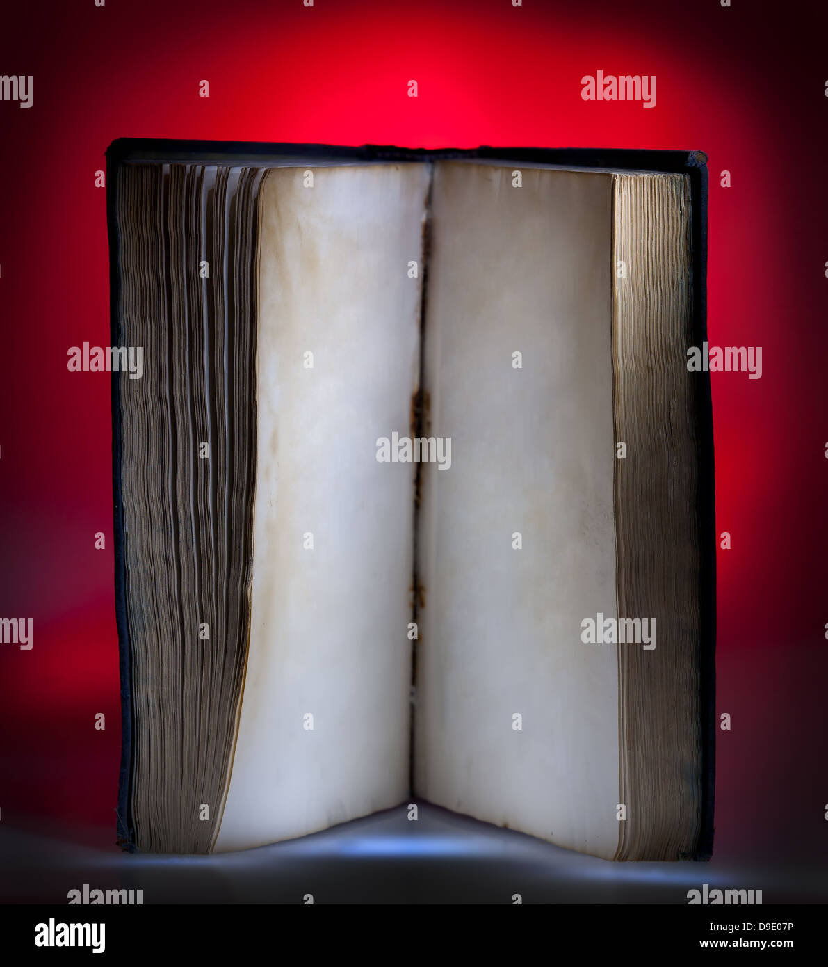 Offene alte Buch, mystische Rotlicht im Hintergrund Stockfoto