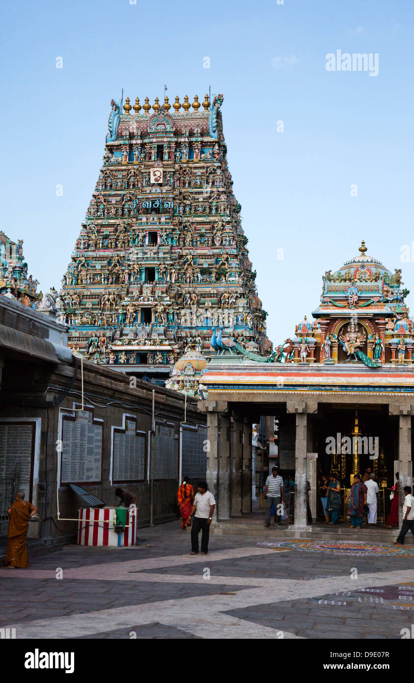 Touristen am Kapaleeshwarar Tempel, Mylapore, Chennai, Tamil Nadu, Indien Stockfoto