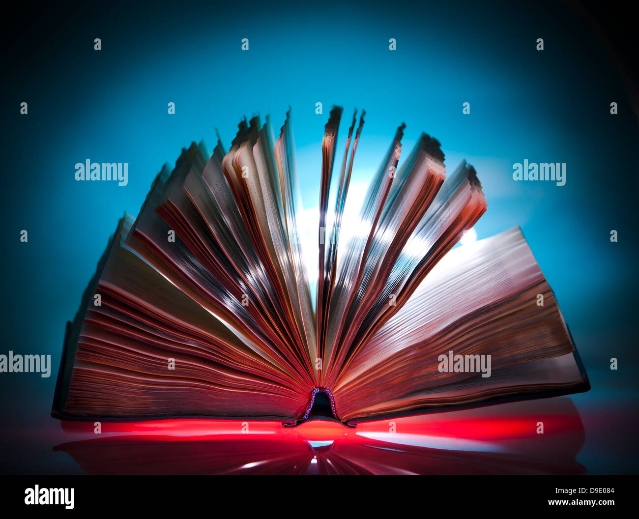 Offene alte Buch, mystischen Licht im Hintergrund Stockfoto