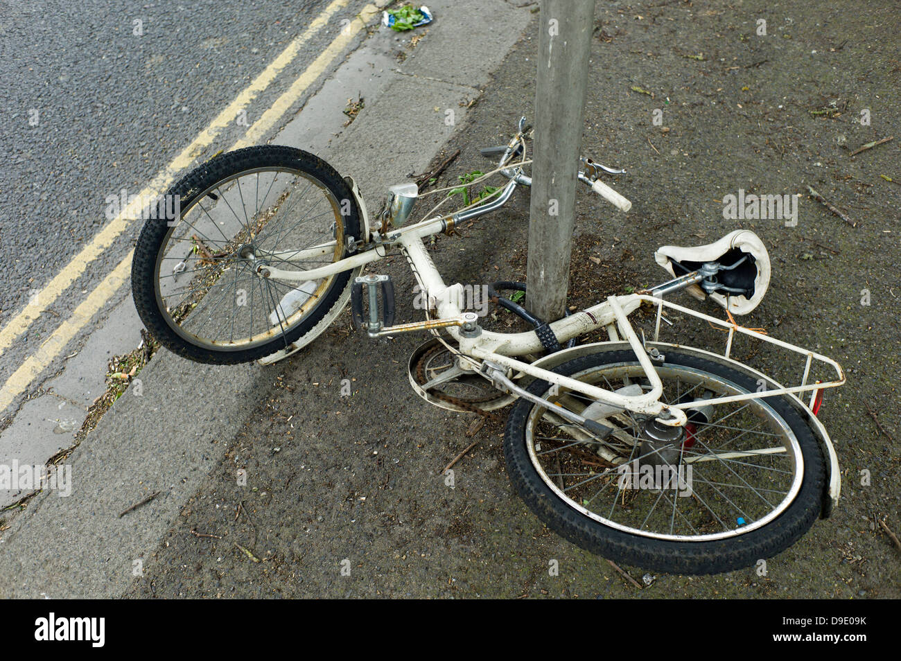 Verlassene rostigen Fahrrad angekettet an Lampost, Brighton, UK Stockfoto