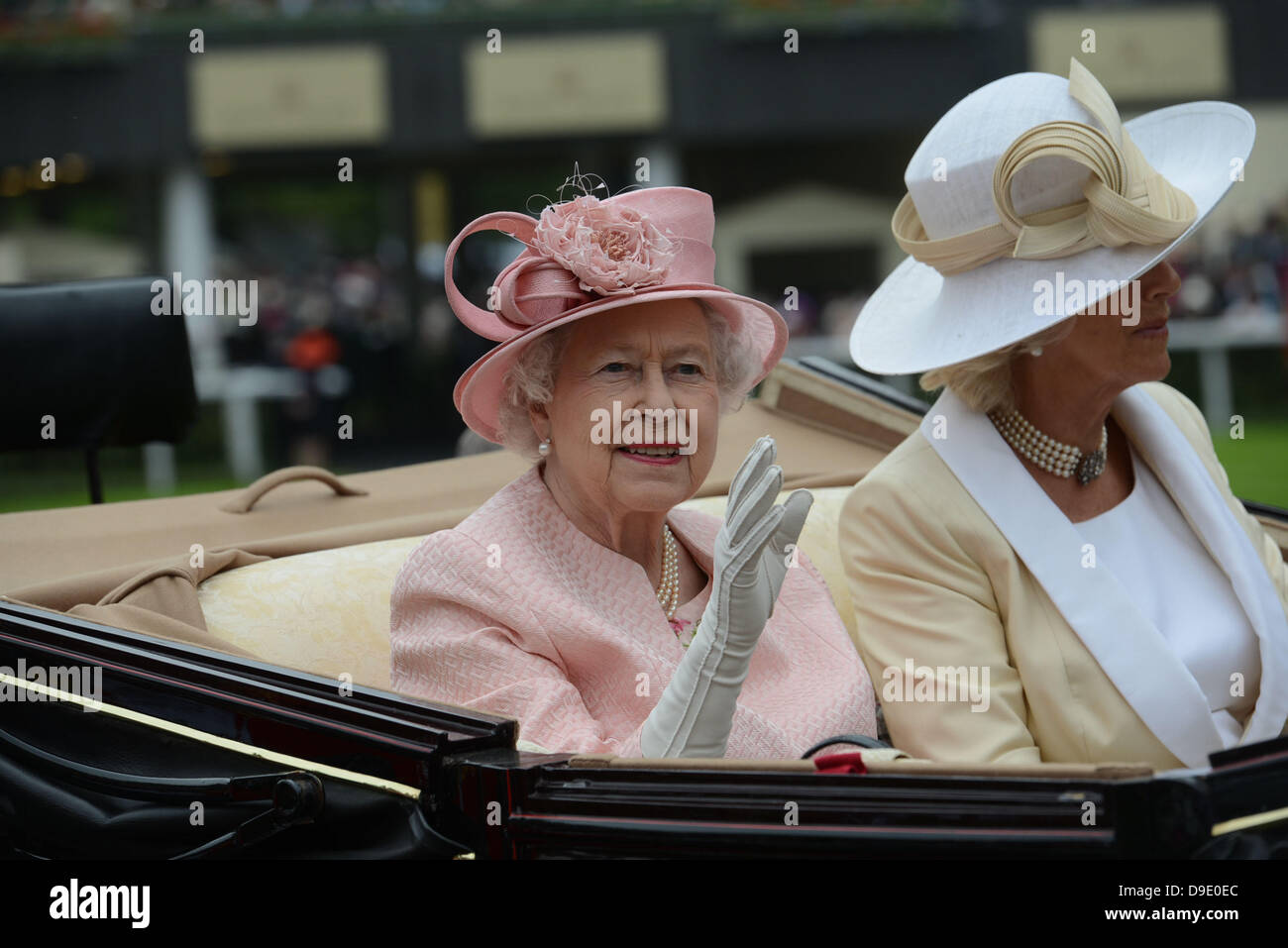 Royal Ascot, Berkshire, UK. 18. Juni 2013. Queen kommt in Royal Ascot bei bewölktem Himmel am ersten Tag des Treffens Royal. Bildnachweis: John Beasley/Alamy Live-Nachrichten Stockfoto