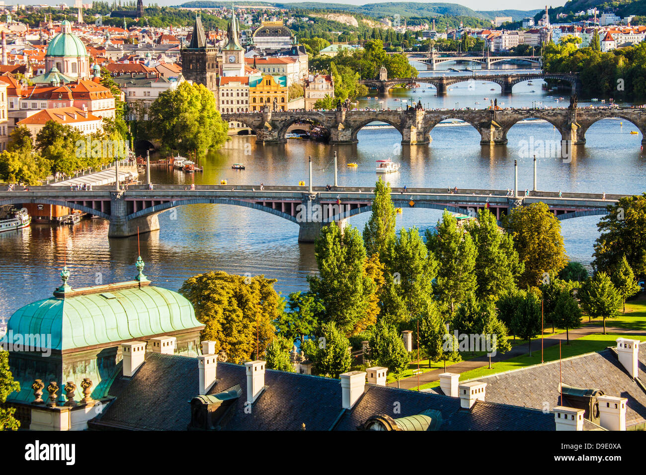Blick auf Prag und Brücken über den Fluss Vltava (Moldau) Tschechien. Berühmte Karlsbrücke ist der zweite von unten. Stockfoto