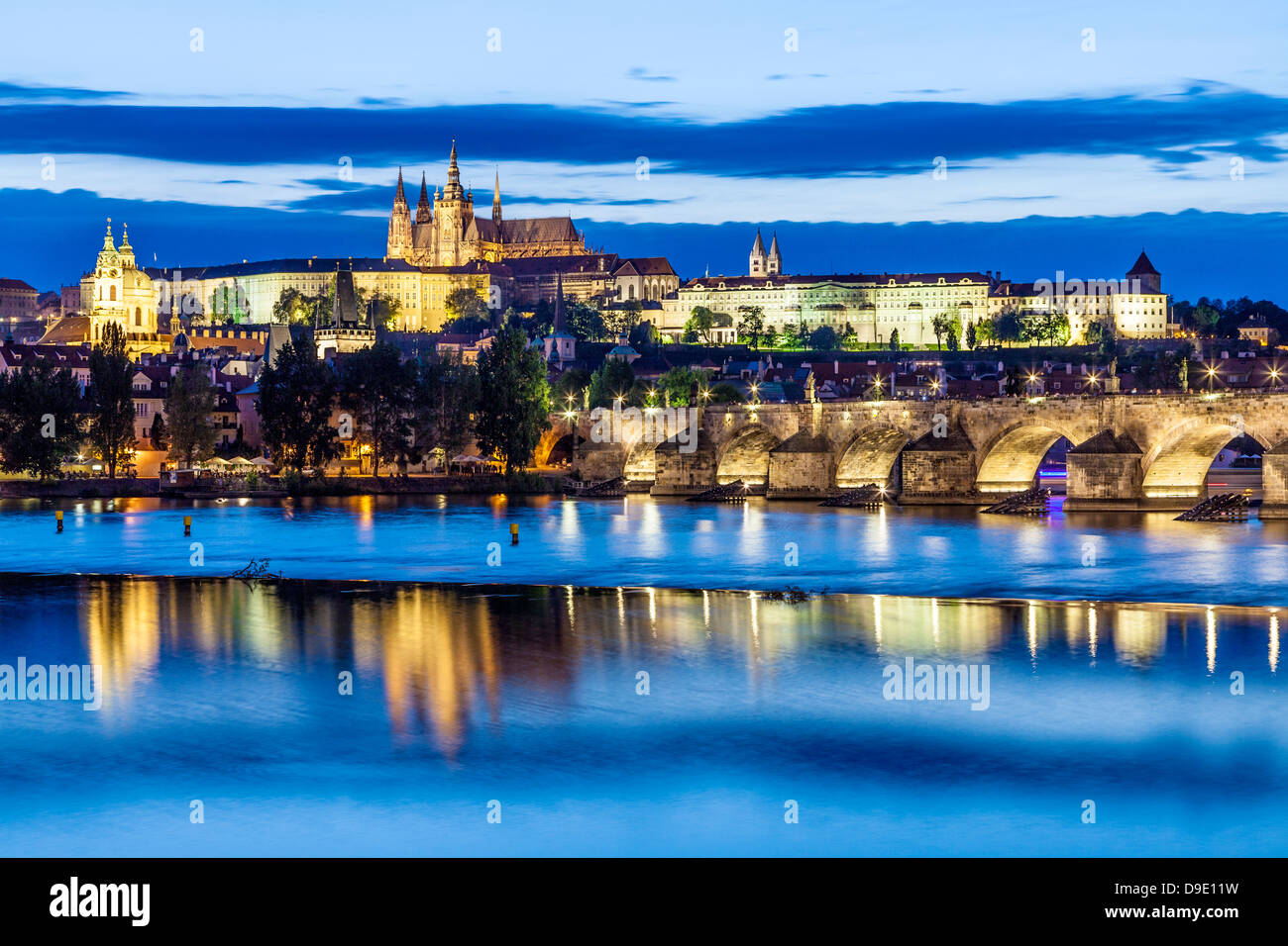 Twilight-Blick über die Moldau in Richtung der Burg, St Vitus Cathedral und die Karlsbrücke in Prag, Tschechien. Stockfoto