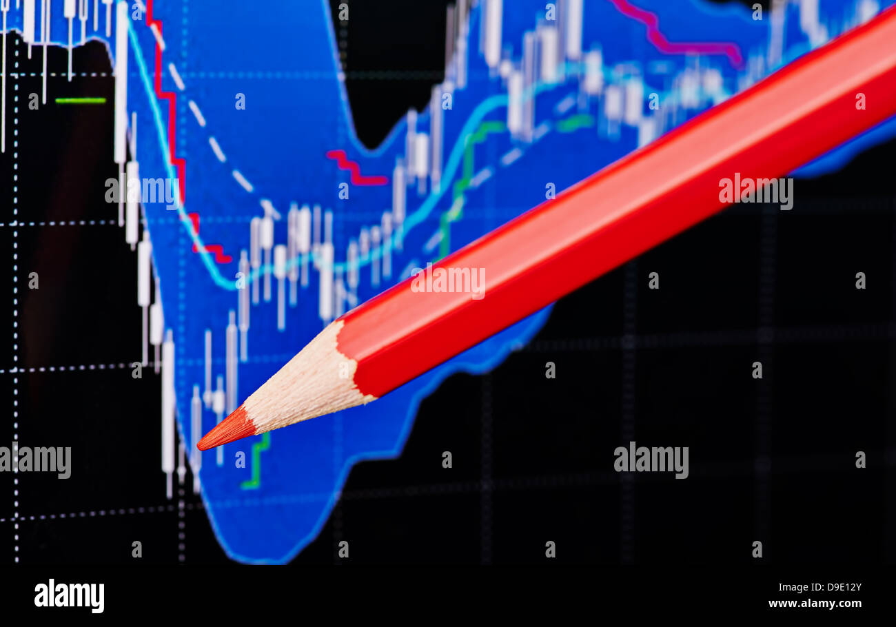 Finanzielle Diagramm und der Rotstift. Dunklen Hintergrund. Selektiven Fokus Stockfoto