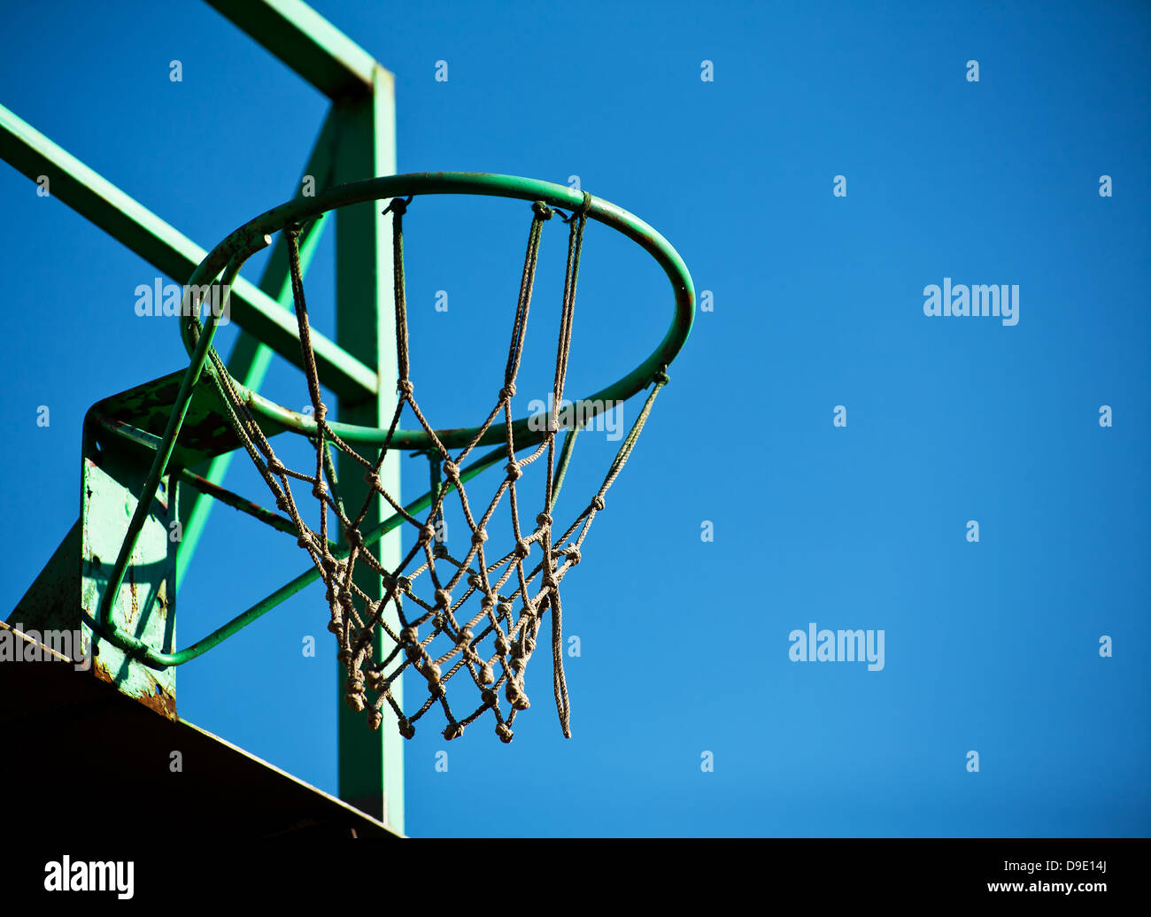 Alten Basketball-Korb mit einem blauen Himmel im Hintergrund. Stockfoto