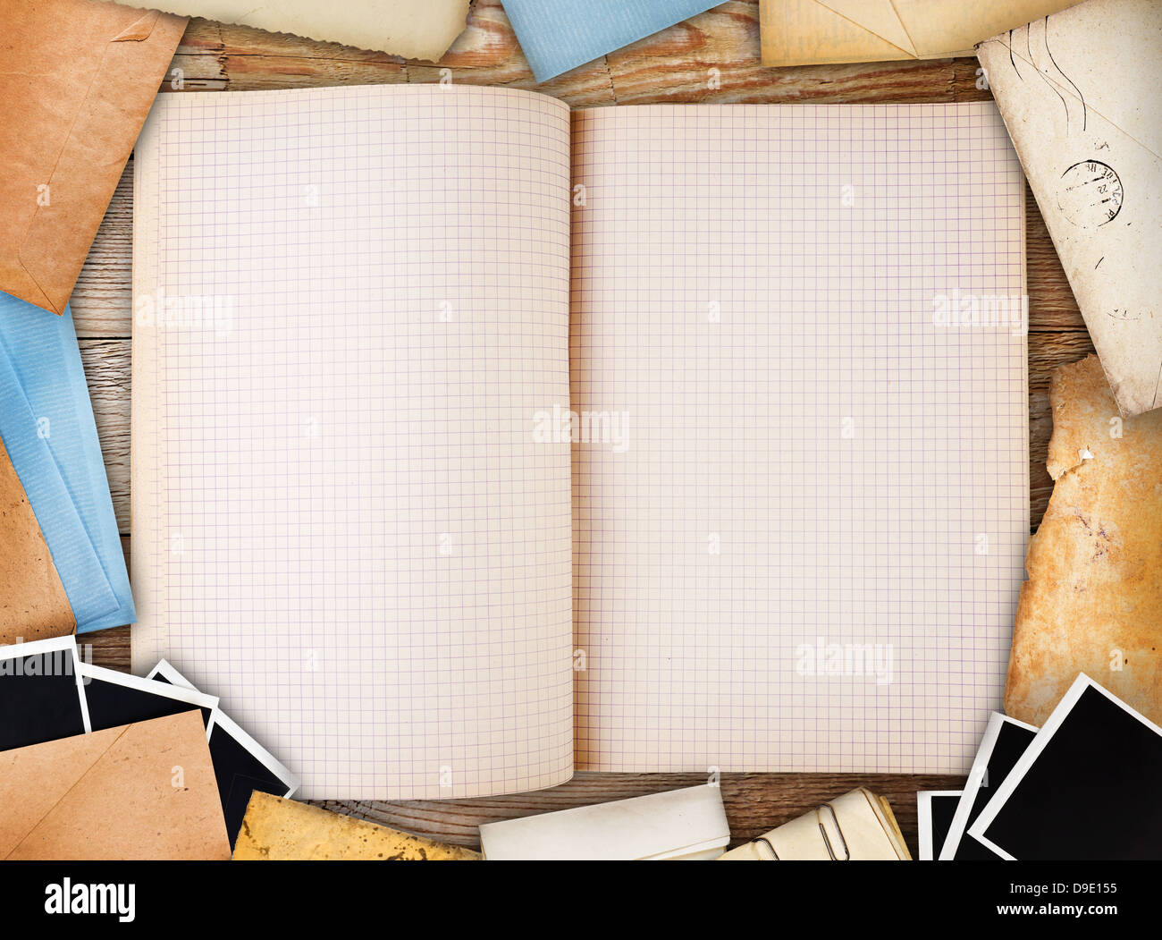 Alten Notizbuch, Papier und Sofortbilder. Objekte über alte Holz Hintergrund Stockfoto