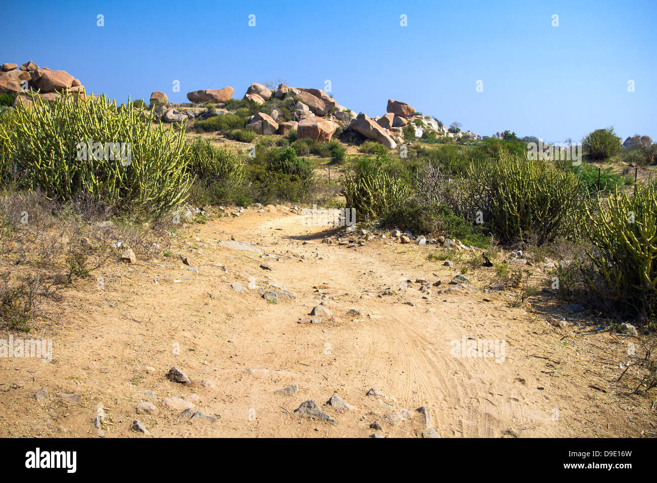 Ein Wanderweg durch einen trockenen felsigen Hügel Stockfoto