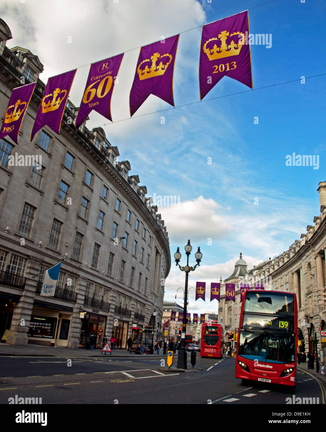 Blick auf die Regent Street zeigt Anzeige von Purpur und gold Fahnen feiern den 60. Jahrestag der Krönung der Königin Stockfoto