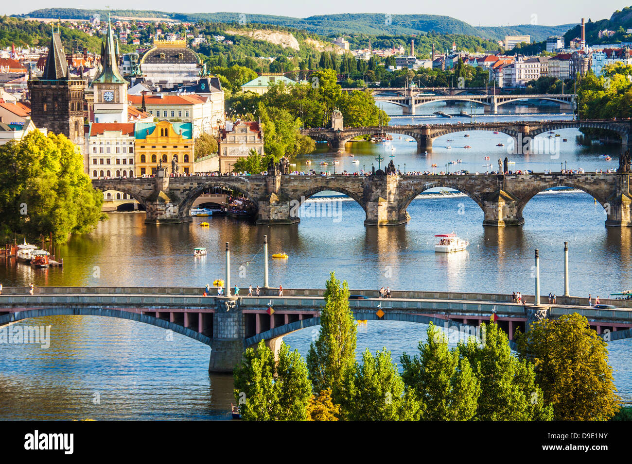 Blick auf Prag und Brücken über den Fluss Vltava (Moldau) Tschechien. Berühmte Karlsbrücke ist der zweite von unten. Stockfoto