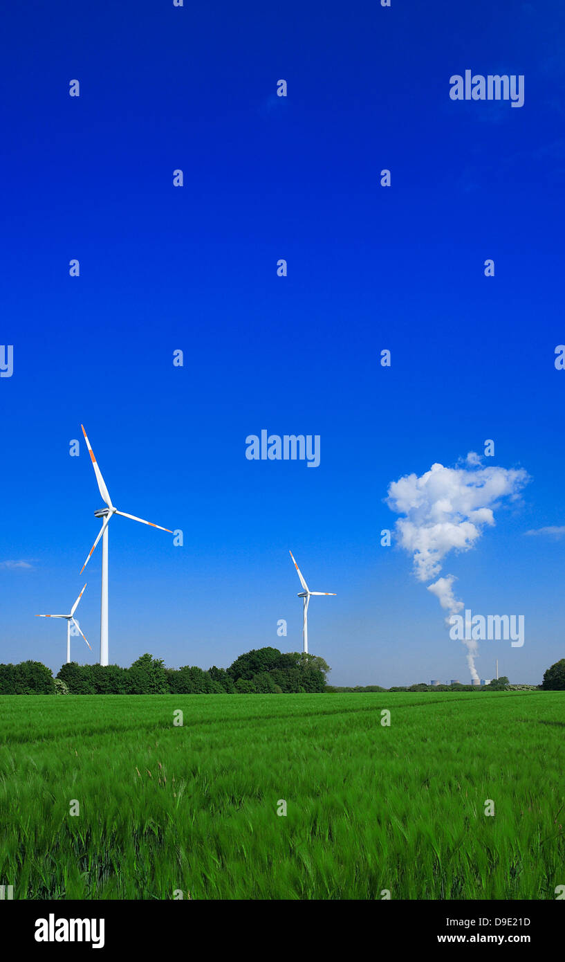 Dampf-Kraftwerk Gerstein RWE und drei Windkraftanlagen in der Nähe Werne-Stockum, Nord-Rhein Westfalen, Deutschland, Europa Stockfoto