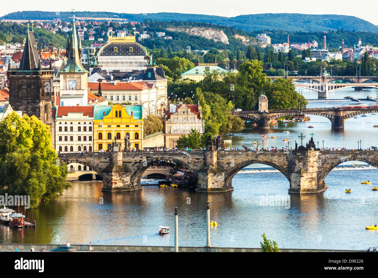 Blick auf Prag und Brücken über den Fluss Vltava (Moldau) Tschechien. Im Vordergrund steht die berühmte Karlsbrücke. Stockfoto