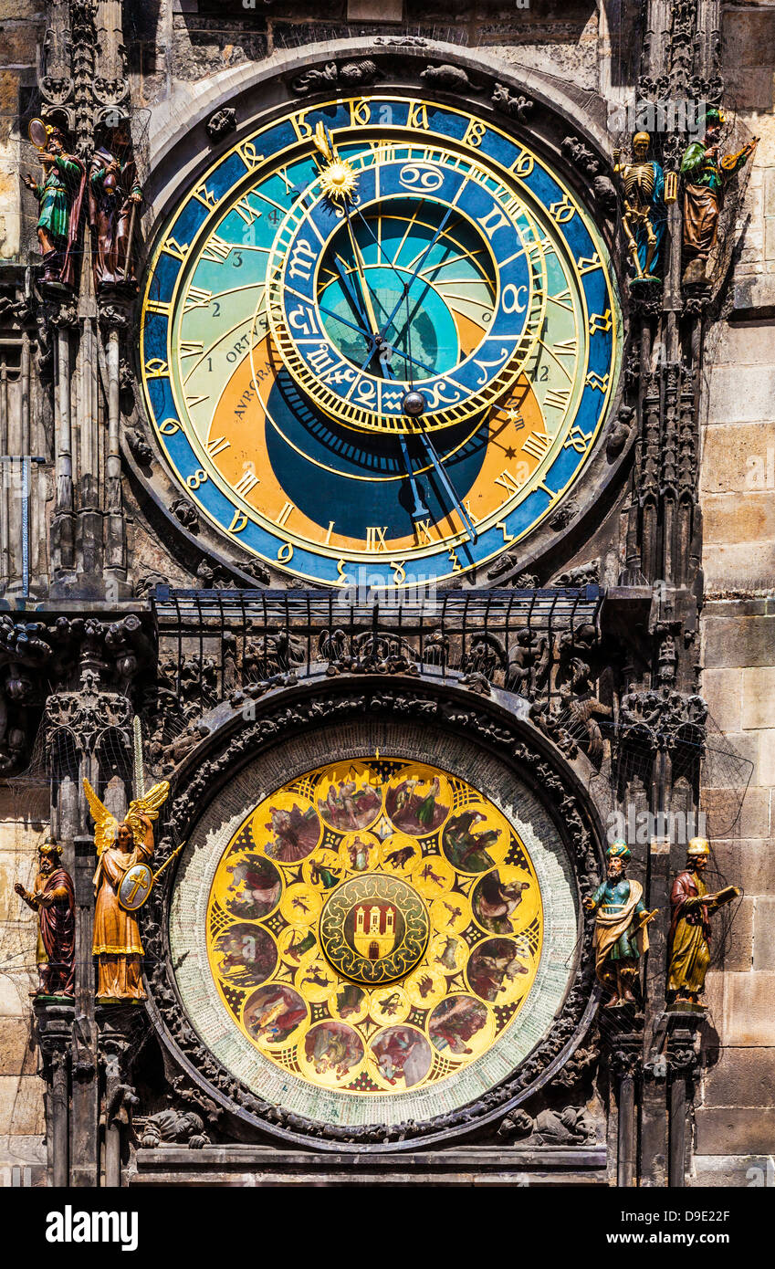 Astronomische Uhr oder Prager Orloj (Pražský Orloj) und Kalender auf dem Rathaus am Altstädter Ring in Prag, Tschechien. Stockfoto