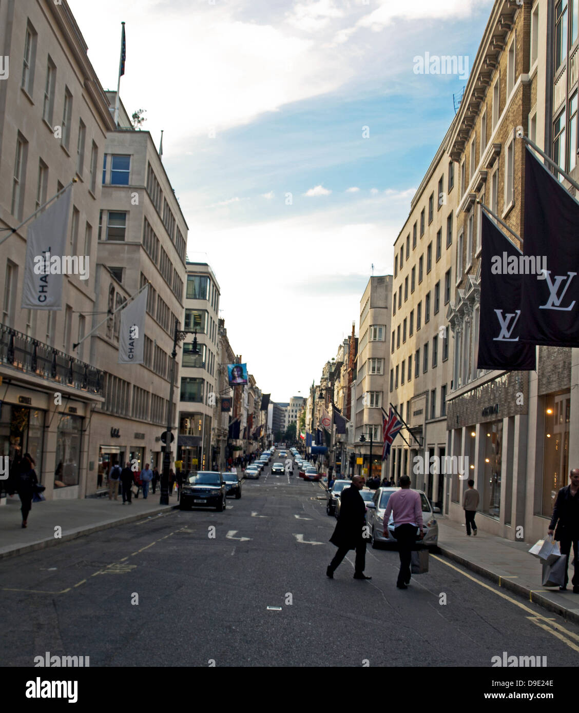 Ansicht der Bond Street, einer exklusiven Einkaufsstraße im Londoner West End, die Nord-Süd verläuft zwischen Oxford Street und Piccadilly Stockfoto