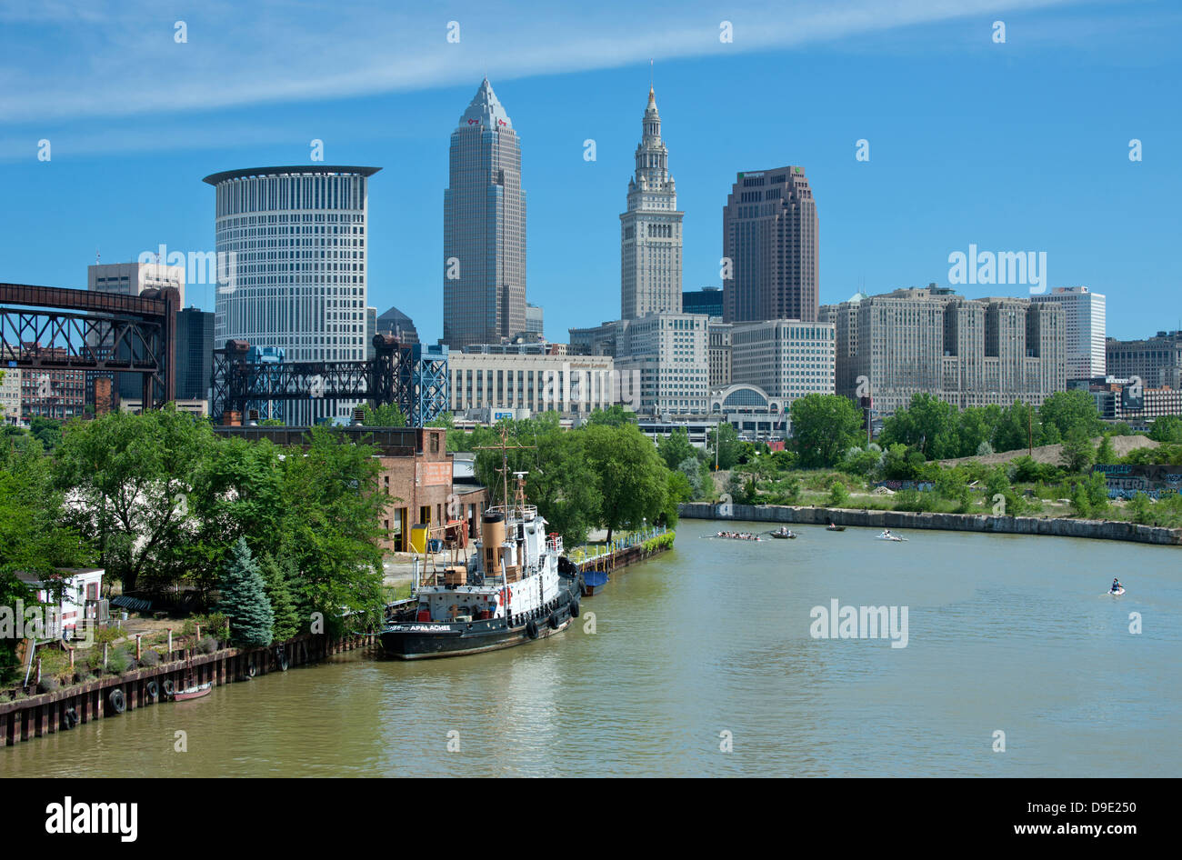 SKYLINE CUYAHOGA RIVER IN DOWNTOWN CLEVELAND OHIO USA Stockfoto