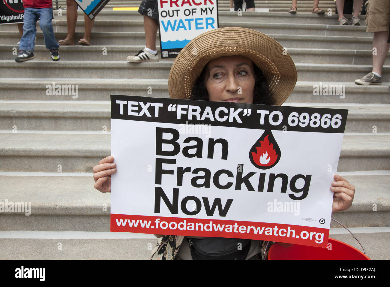 17. Juni 2013: Tausende von Menschen fielen über NY State Capitol aus der ganzen Welt erzählen Gouverneur Andrew Cuomo verbieten Hydraulic Fracturing (FRACKING) und sein Versprechen für nachhaltige Energie eine Priorität in seiner Verwaltung gut machen. Die Anti-Fracking Bewegung ist wächst täglich als die Wahrheit über die Gefahren von Fracking entstehen und dass Gas eine kurzfristige Lückenbüßer für den zukünftigen Energiebedarf von Amerika und dass Fracking eine schmutzige und zerstörerische Technologie ist. © David M. Grossman Stockfoto