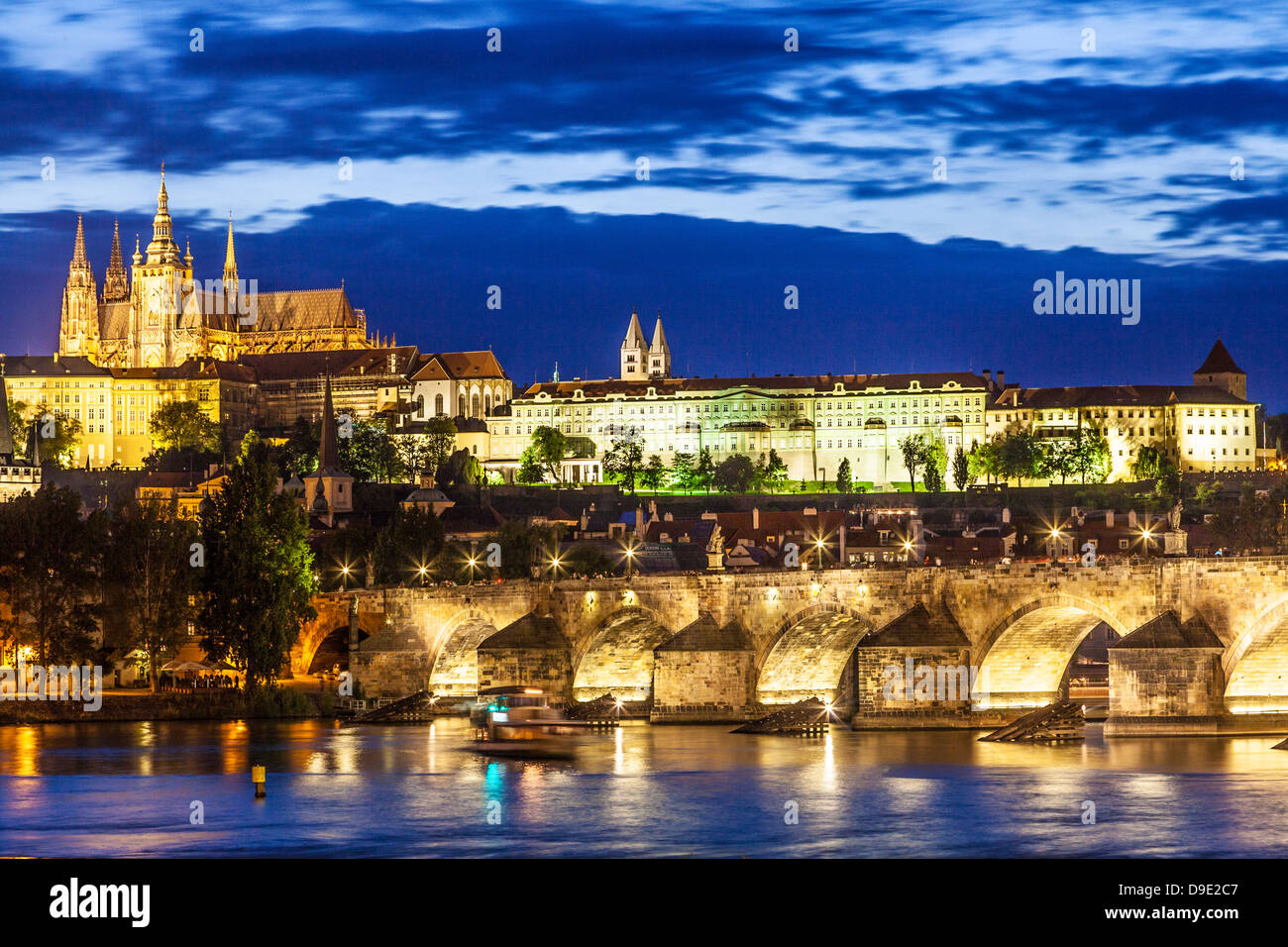 Twilight-Blick über die Moldau in Richtung der Burg, St Vitus Cathedral und die Karlsbrücke in Prag, Tschechien. Stockfoto