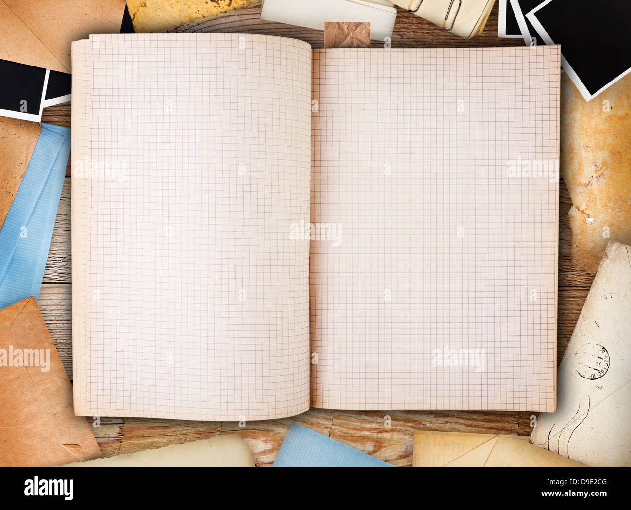 Alten Notizbuch, Papier und Sofortbilder. Objekte über alte Holz Hintergrund Stockfoto