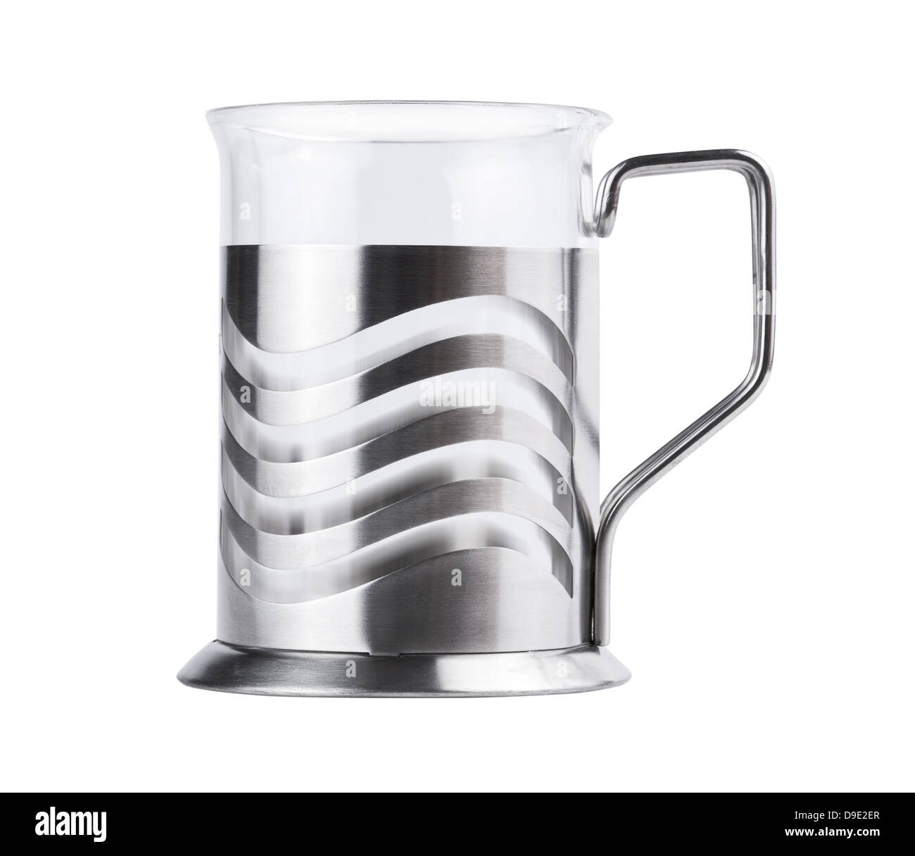 Leeres Teeglas in Metallgehäuse, isoliert auf weiss Stockfoto