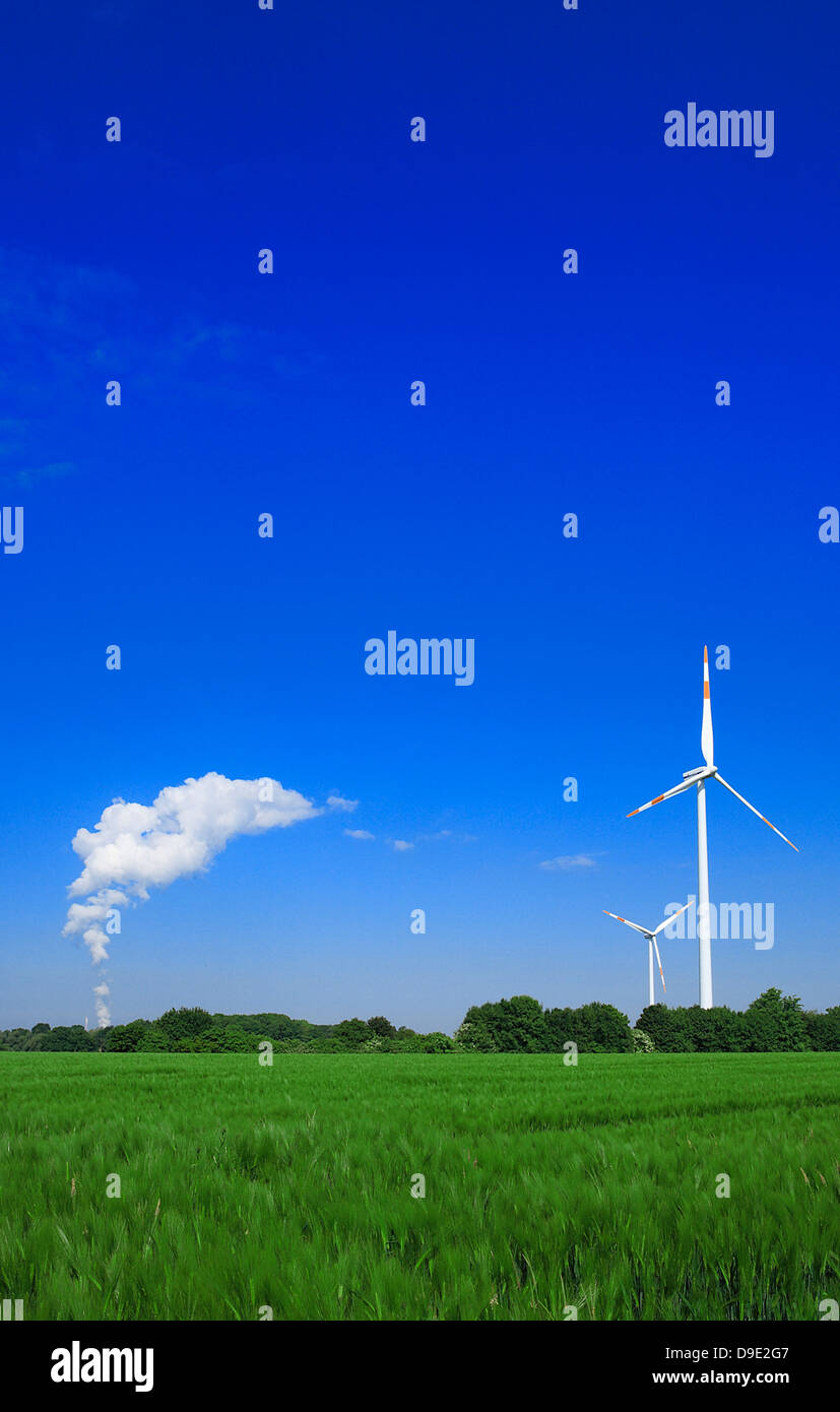 Kohlekraftwerke Evonik-Kraftwerk Bergkamen und zwei Windkraftanlagen, Nord-Rhein Westfalen, Deutschland, Europa Stockfoto