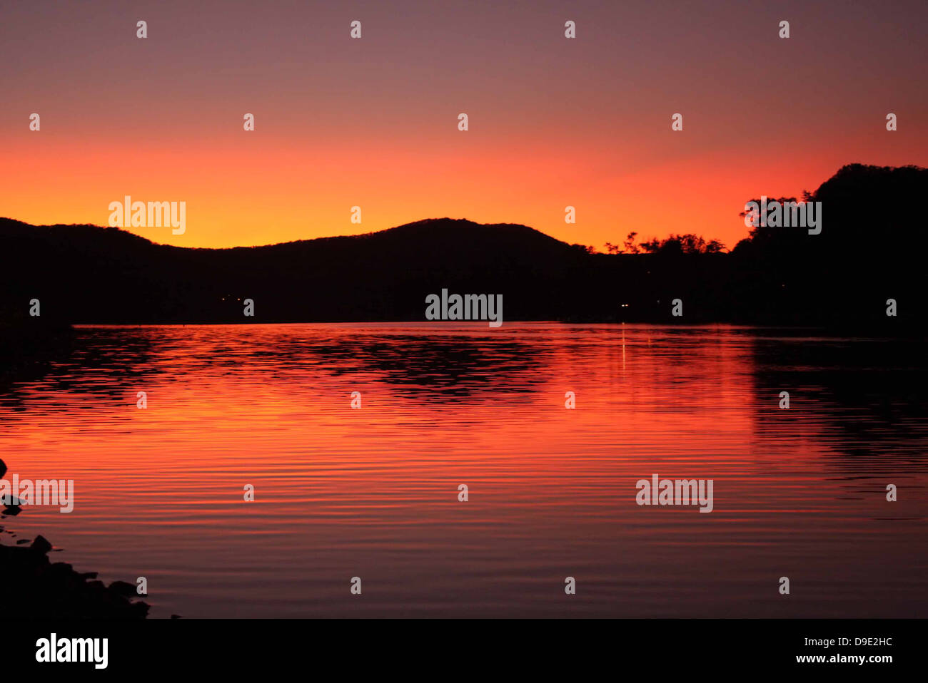 ORANGE GELB SONNENUNTERGANG AM WASSER FLUSS WEST BRANCH SUSQUEHANNA, LOCK HAVEN, CLINTON COUNTY, PENNSYLVANIA, USA Stockfoto