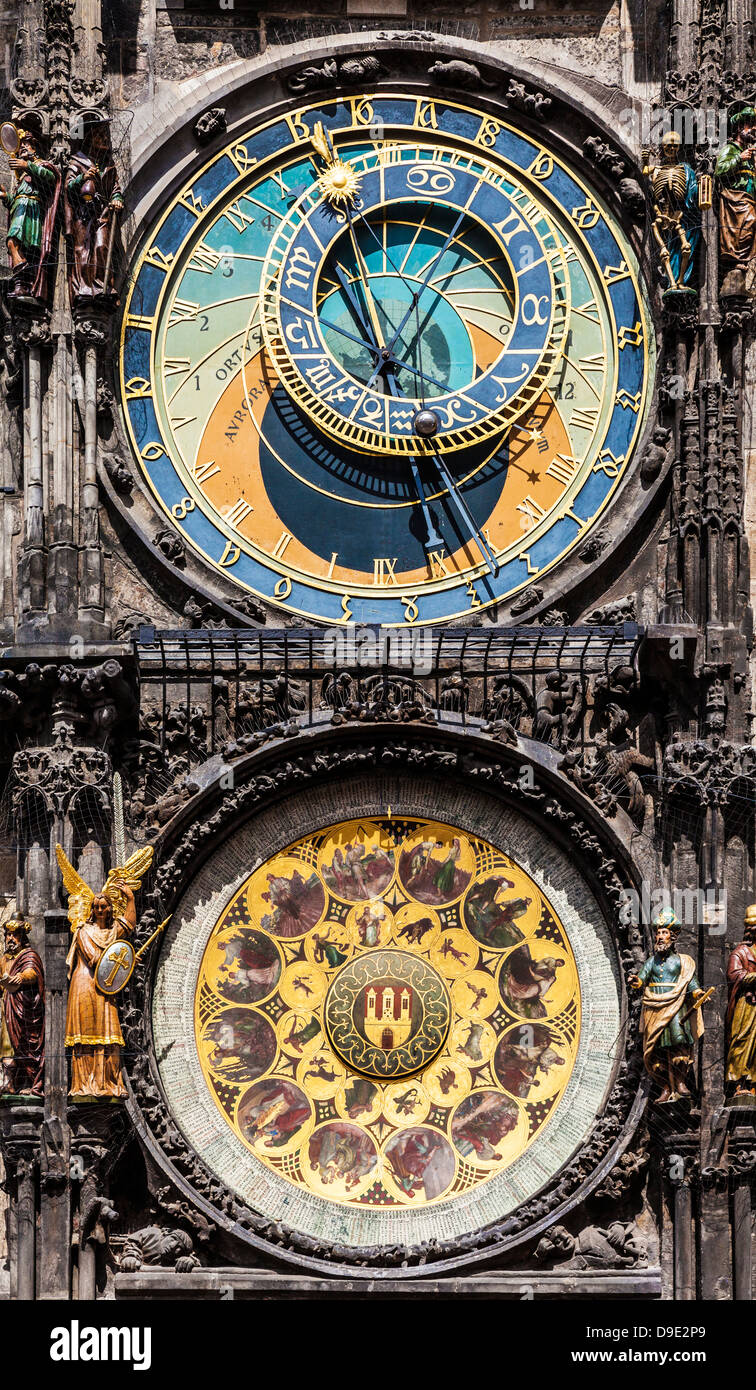 Die mittelalterliche astronomische Uhr oder Prager Orloj (Pražský Orloj) und Kalender auf dem Altstädter Ring in Prag, Tschechien. Stockfoto