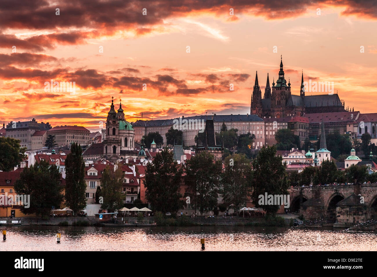 Einen feurigen Sonnenuntergang über der Moldau, das Schloss St Vitus Cathedral und die Karlsbrücke in Prag, Tschechische Republik. Stockfoto