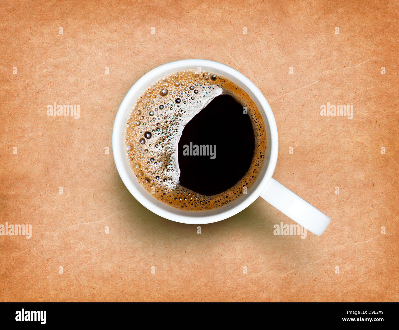 Frischen schwarzen Kaffee in eine weiße Tasse auf Papierstruktur Stockfoto