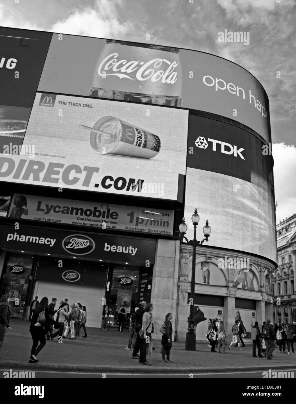 Schwarzweißansicht des Piccadilly Circus, West End, City of Westminster, London, England, Vereinigtes Königreich Stockfoto