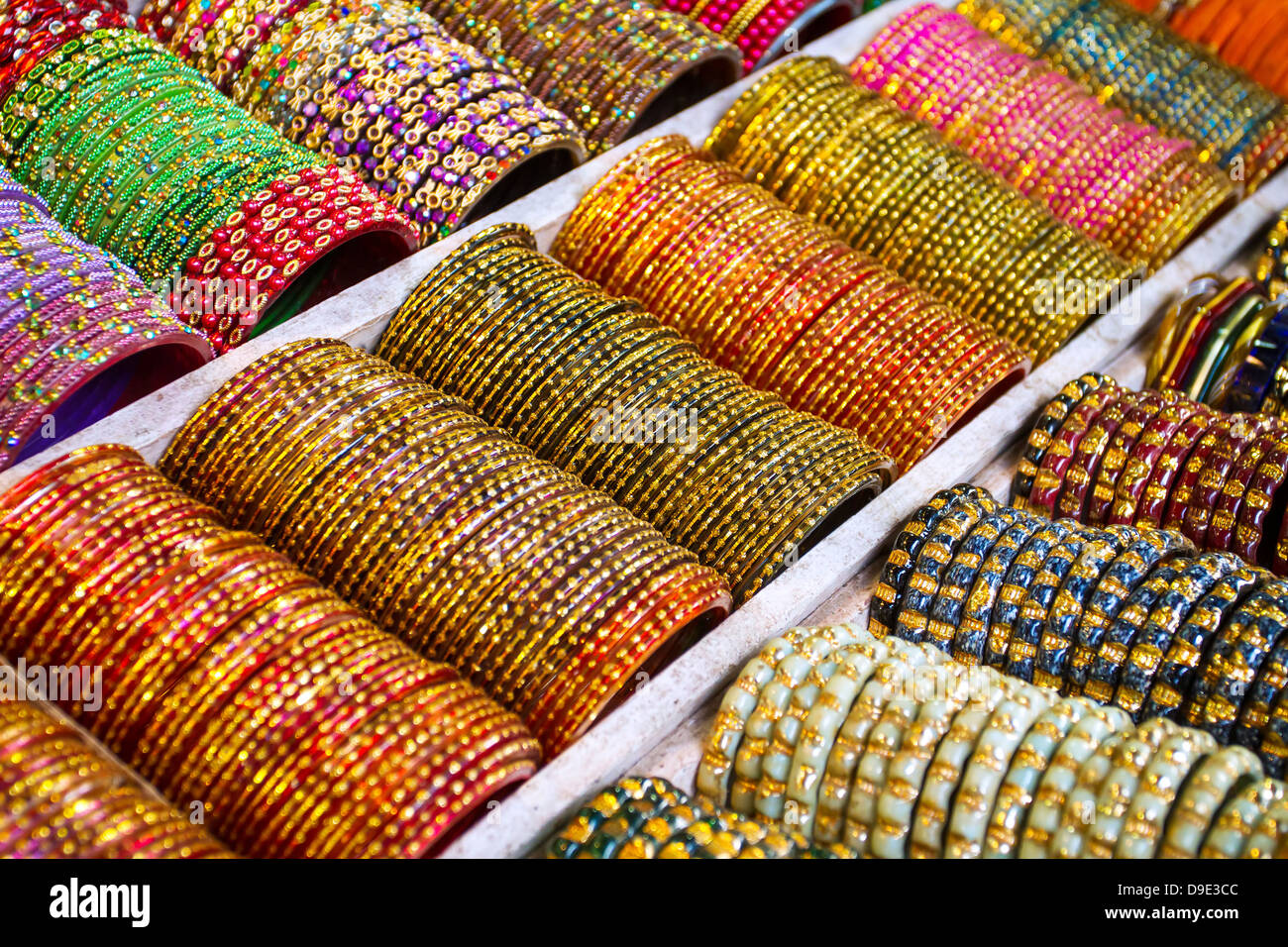 Bunte Armreifen - Schmuck Armbänder auf dem Markt in Indien Stockfoto