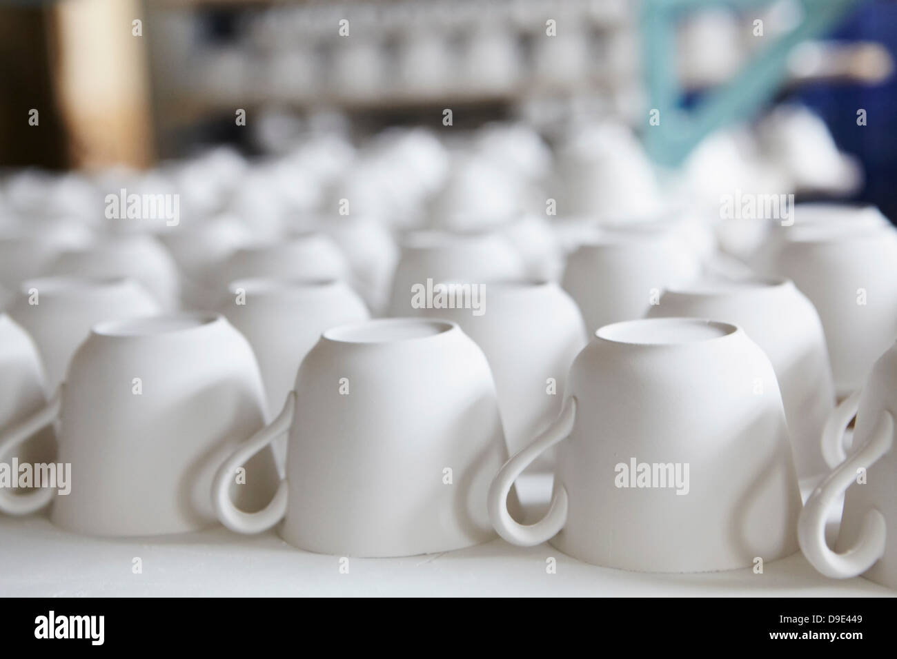 Weiße Teetassen in Keramikfabrik Stockfoto