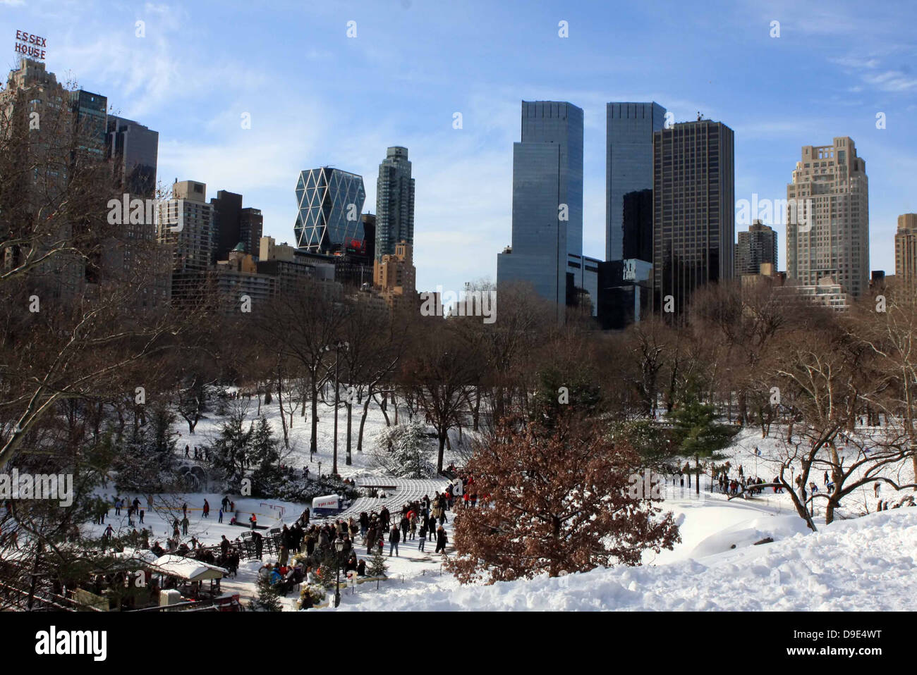 NEW YORK CITY, NEW YORK, CENTRAL PARK, POST NACH BLIZZARD SCHNEE STURM SCHNEESTURM STADTBILD BAUTEN ICE SKATING BÄUME Stockfoto