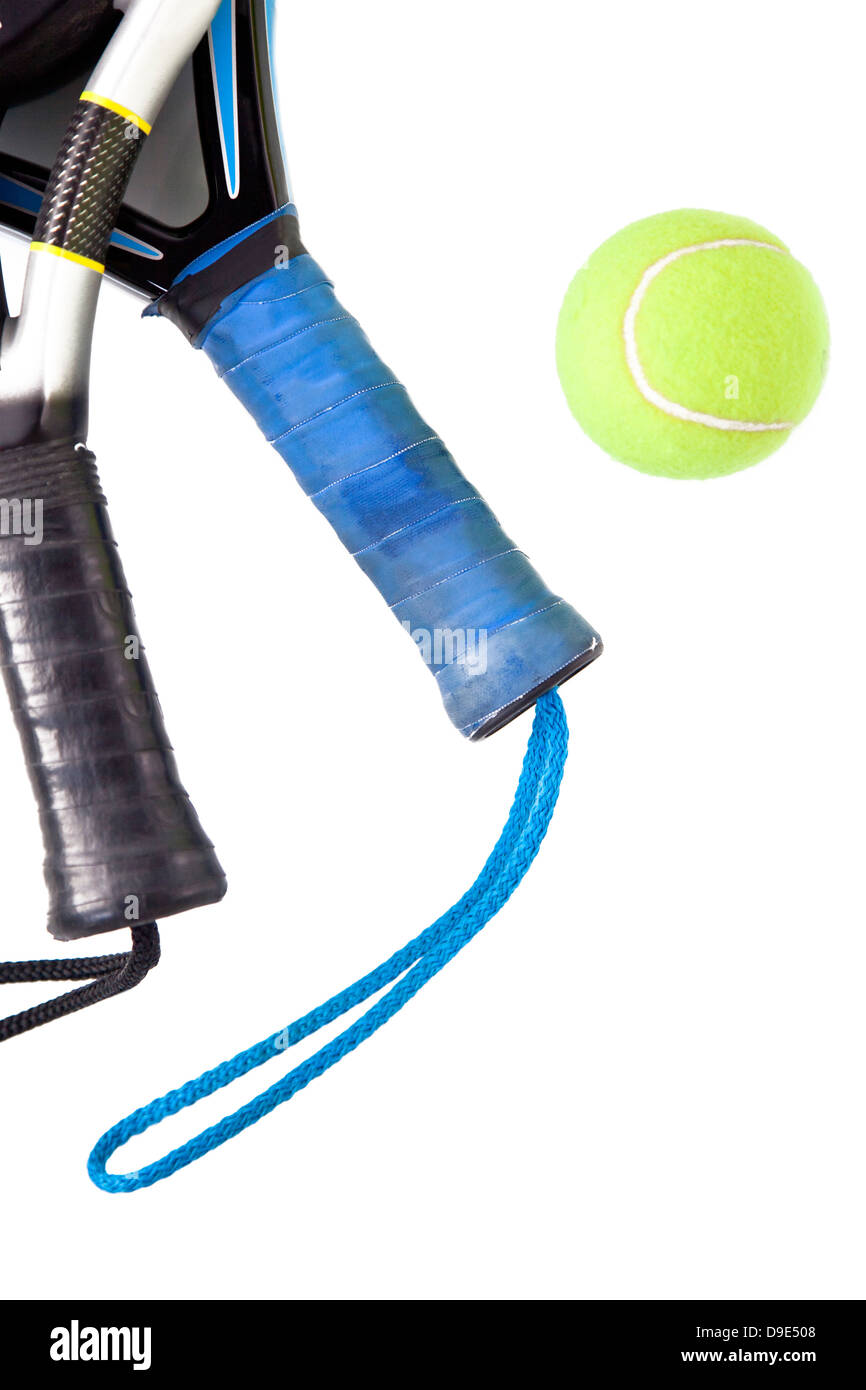 Padel Tennis Schläger und gelbe Kugel isoliert auf weißem Hintergrund Stockfoto