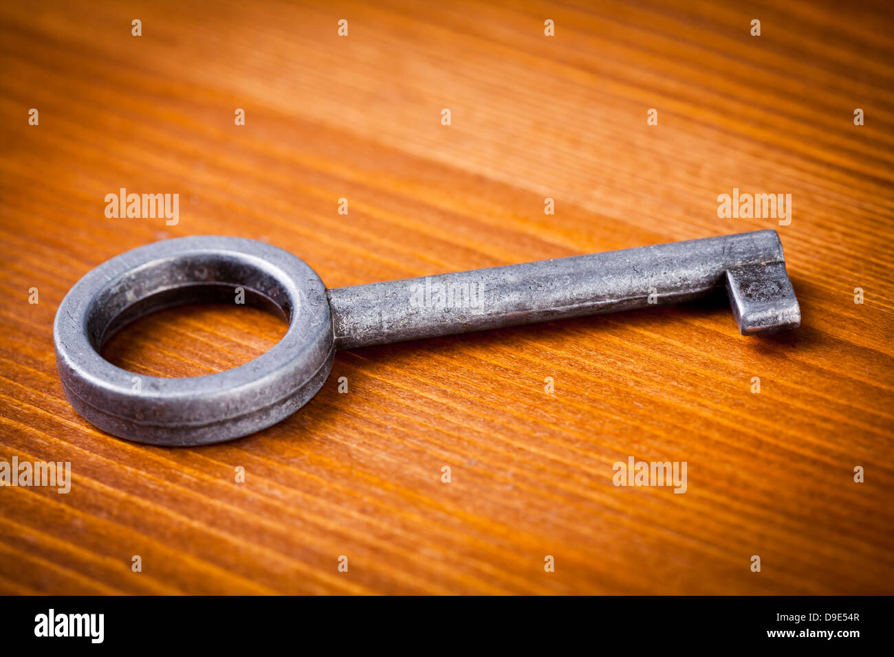 Alter Schlüssel auf Holztisch, Nahaufnahme Foto Stockfoto