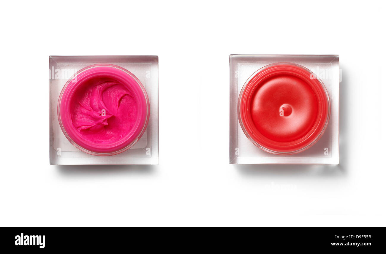 rosa Lippenstift Töpfe auf weißem Hintergrund ausschneiden Stockfoto