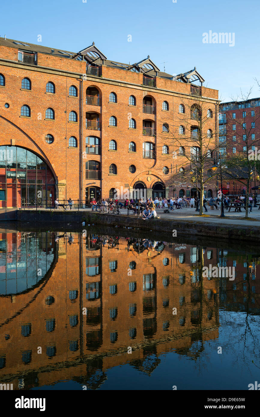 Großbritannien, Manchester, Castlefield, Bridgewater Canal und umgebauten Lagerhäusern Stockfoto