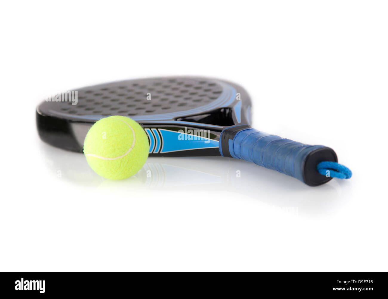 Padel Tennisschläger und Ball isoliert auf weißem Hintergrund. Stockfoto