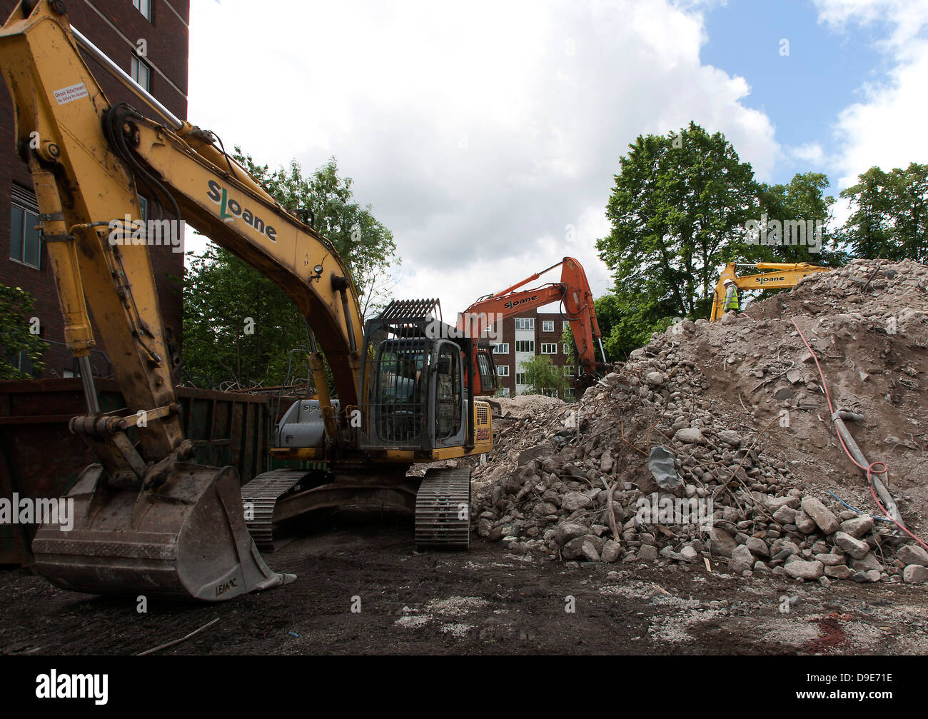 Schwere mechanische Fahrzeuge Abriss eines Gebäudes Stockfoto