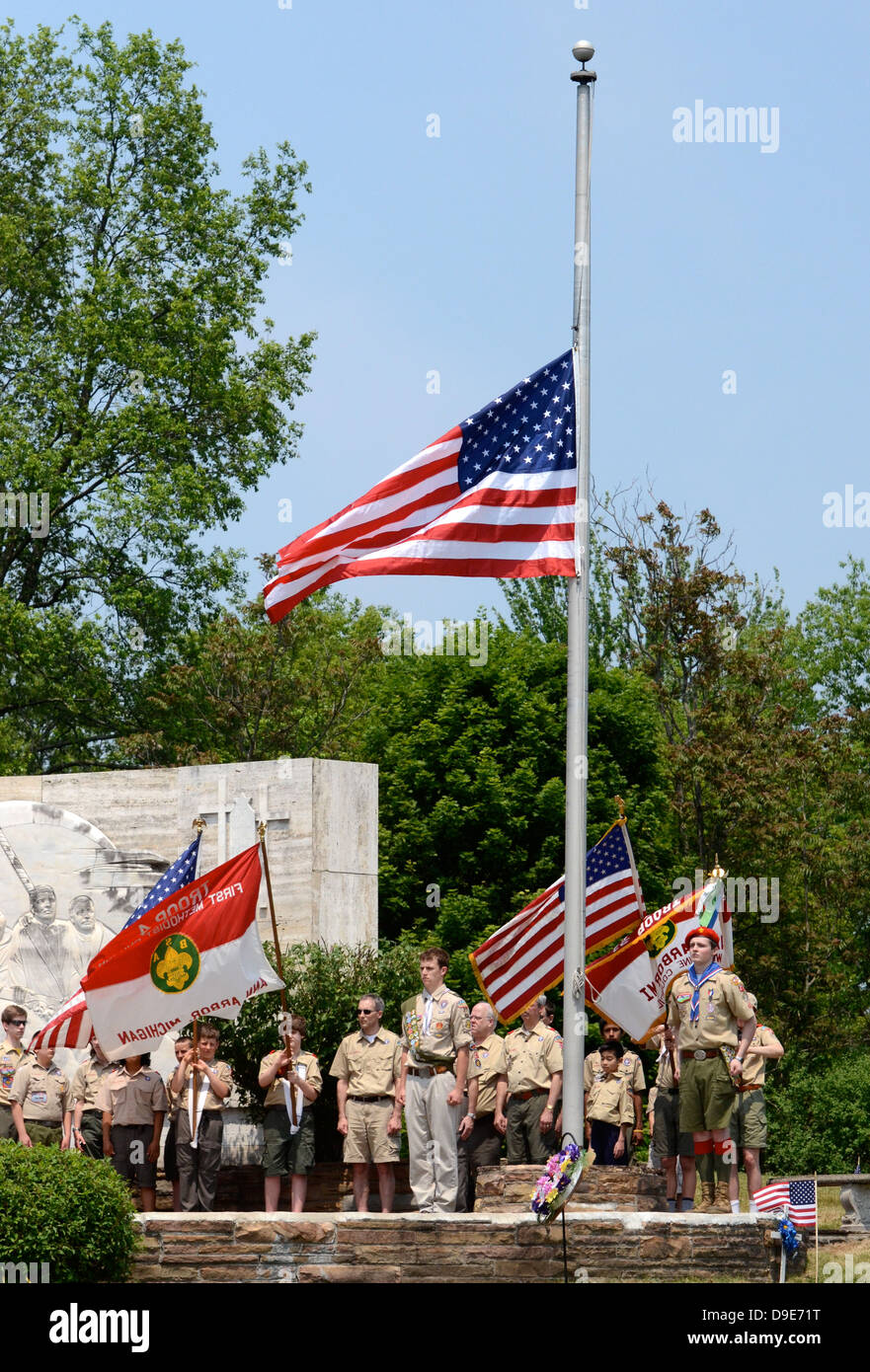 Pfadfinder nach der Platzierung die Flagge auf Halbmast bei der jährlichen Gedenktag Beachtung am 27. Mai 2012 im Arborcrest Memorial Park Stockfoto