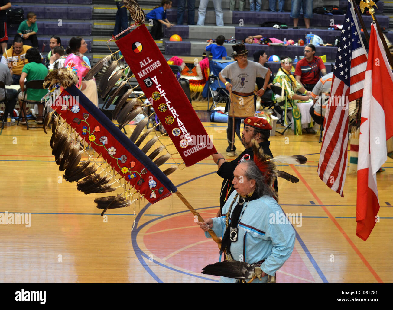 ANN ARBOR, MI - 17 März: Parade Führer bei der Eröffnung des Tanzes für Mutter Erde Powwow 17. März 2012 in Ann Arbor, Michigan. Stockfoto