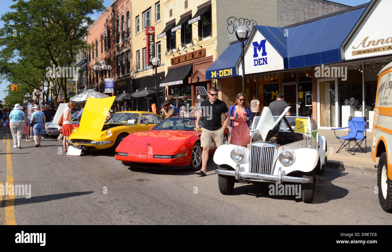 1955 MG, 1994 Corvette und 1970 Ferrari am rollenden Skulptur Auto show 13. Juli 2012 in Ann Arbor, Michigan Stockfoto