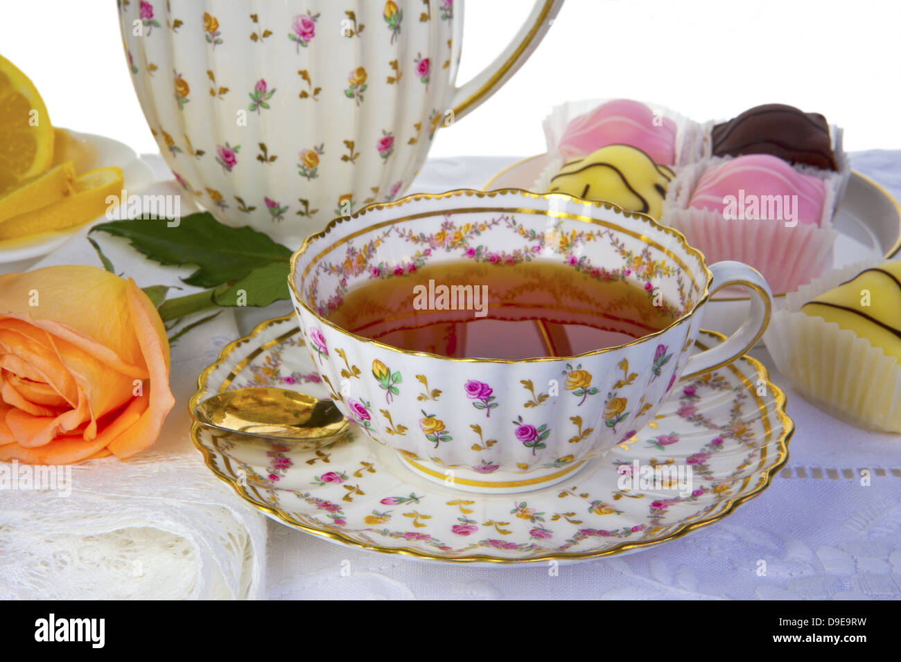 Antike Schale voll Tee mit Gebäck und isoliert auf weißem Hintergrund. Stockfoto