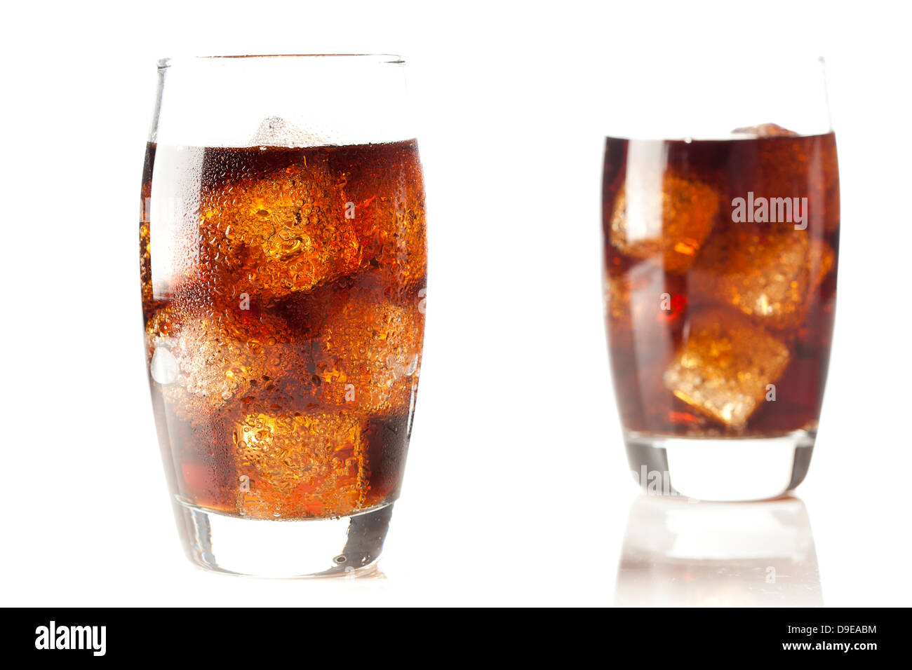 Erfrischende Brown Soda mit Eis auf einem Hintergrund Stockfoto