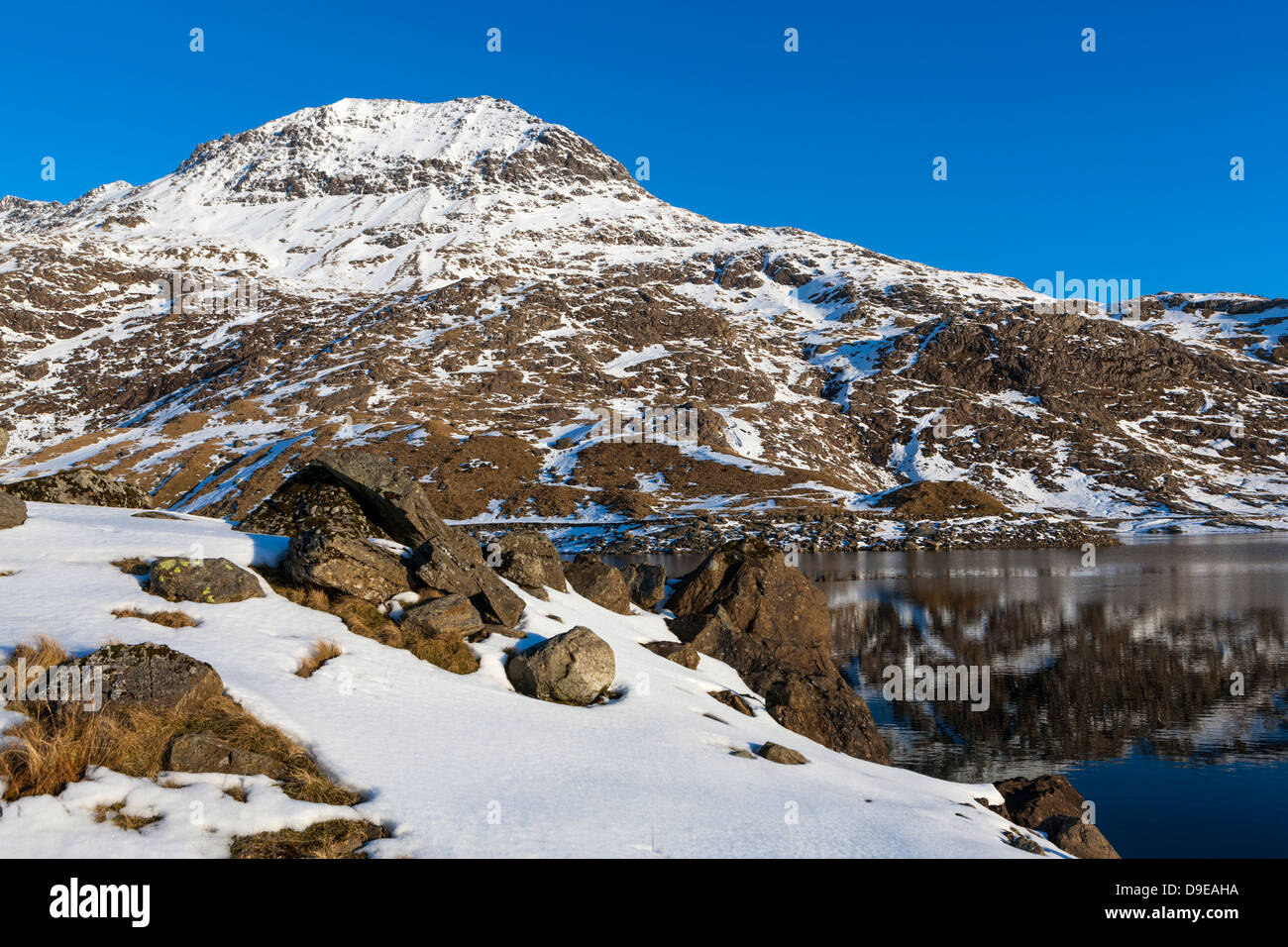 Crib Goch im Schnee, Snowdonia-Nationalpark, Wales, UK, Europa. Stockfoto
