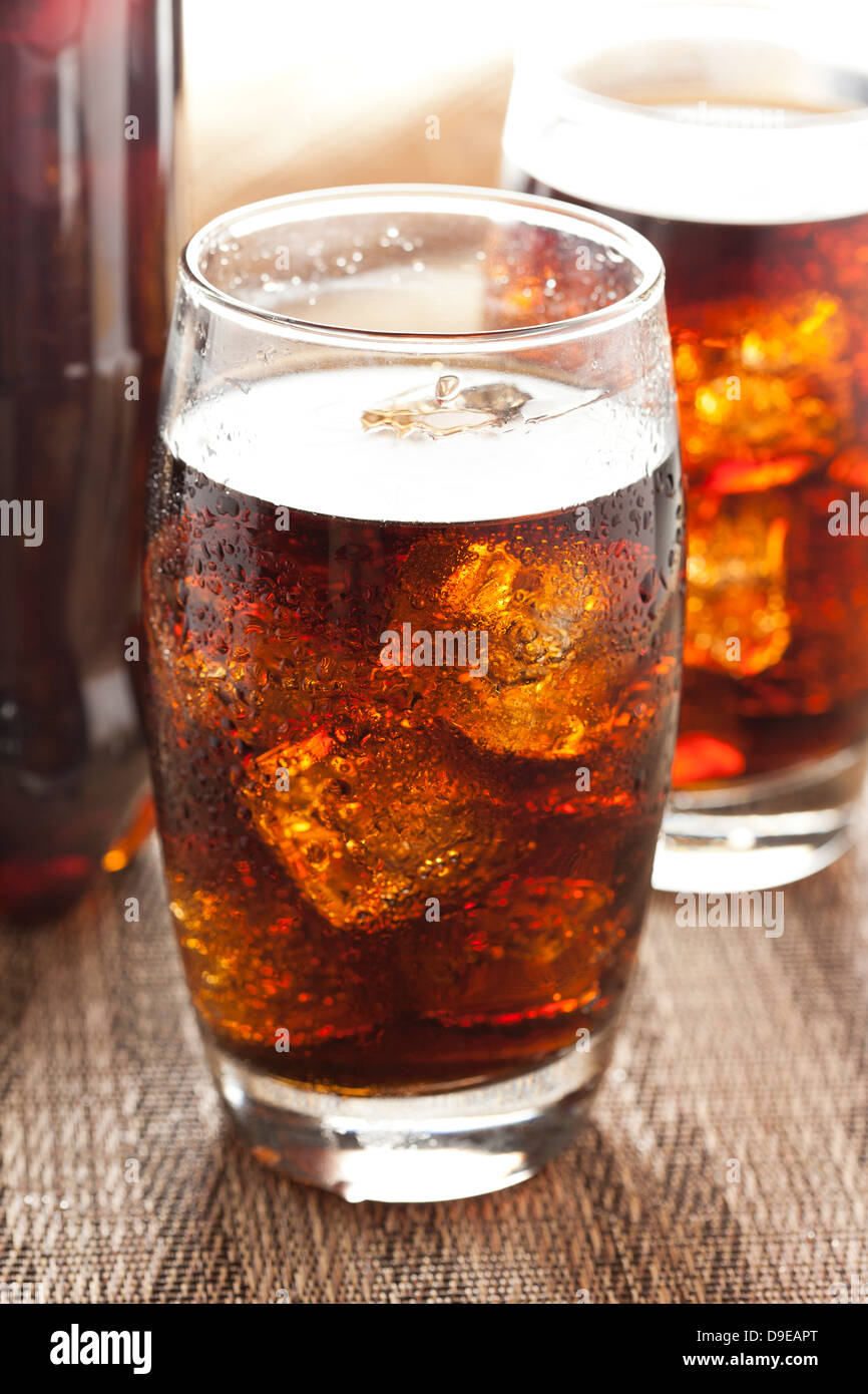 Erfrischende Brown Soda mit Eis auf einem Hintergrund Stockfoto