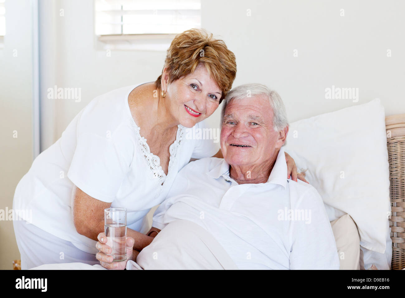 fürsorgliche senior Frau kümmert sich um kranke Mann Stockfoto